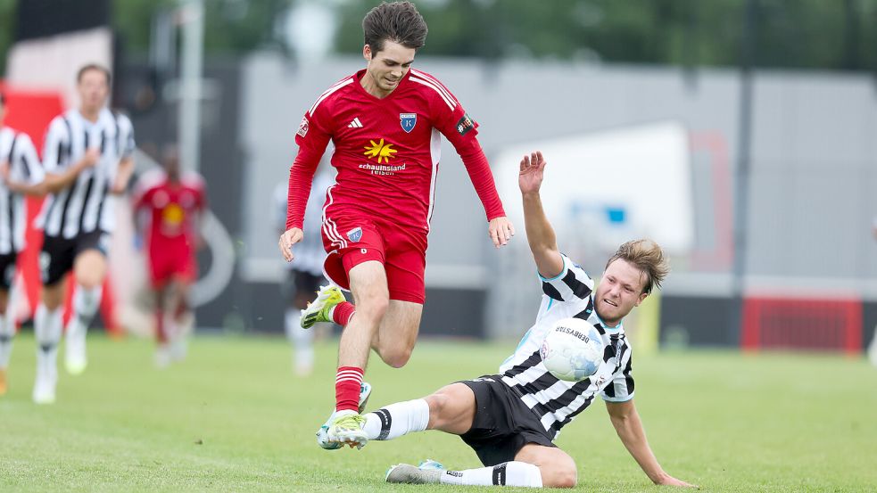 Nach dieser rüden Notbremse gegen Mika Eickhoff war der Heracles-Kicker mit der Gelben Karte noch gut bedient. Fotos: Jens Doden
