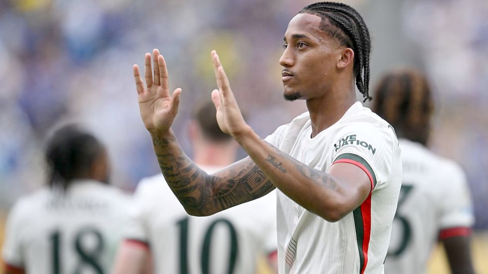 Kein Jubel: Der bei Fluminense ausgebildete Angreifer João Pedro hebt nach seinem Tor für Chelsea entschuldigend die Hände. Foto: Sven Hoppe/dpa
