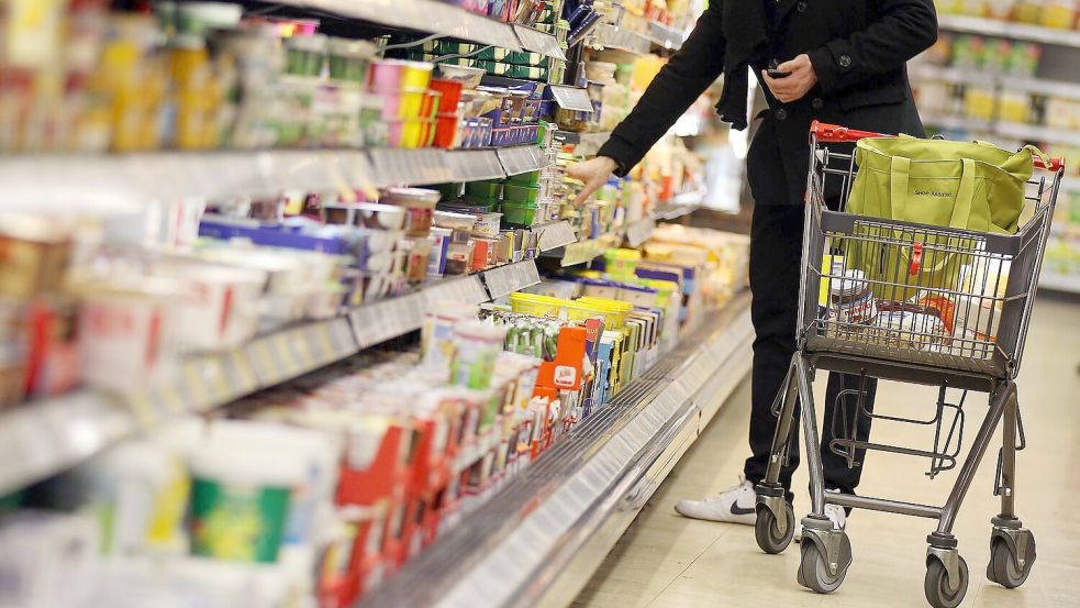 Nur wenige Verbraucher prüfen beim Einkauf, ob sich die Inhalte eines Produktes geändert haben. Foto: Oliver Berg/dpa