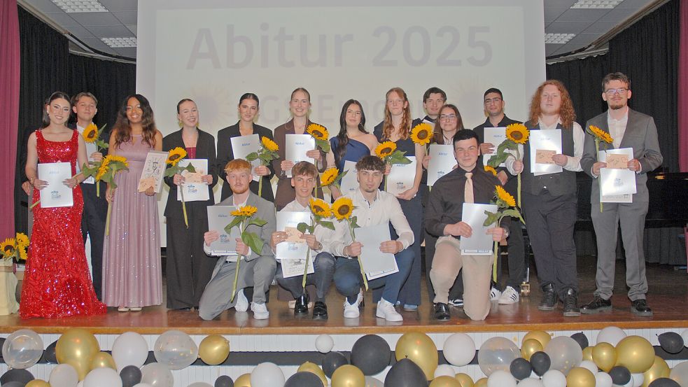 Festlich gekleidet nahmen die jungen Menschen, die an der IGS Emden ihr Abitur gemacht haben, ihre Abschlusszeugnisse und eine Sonnenblume in Empfang. Foto: privat