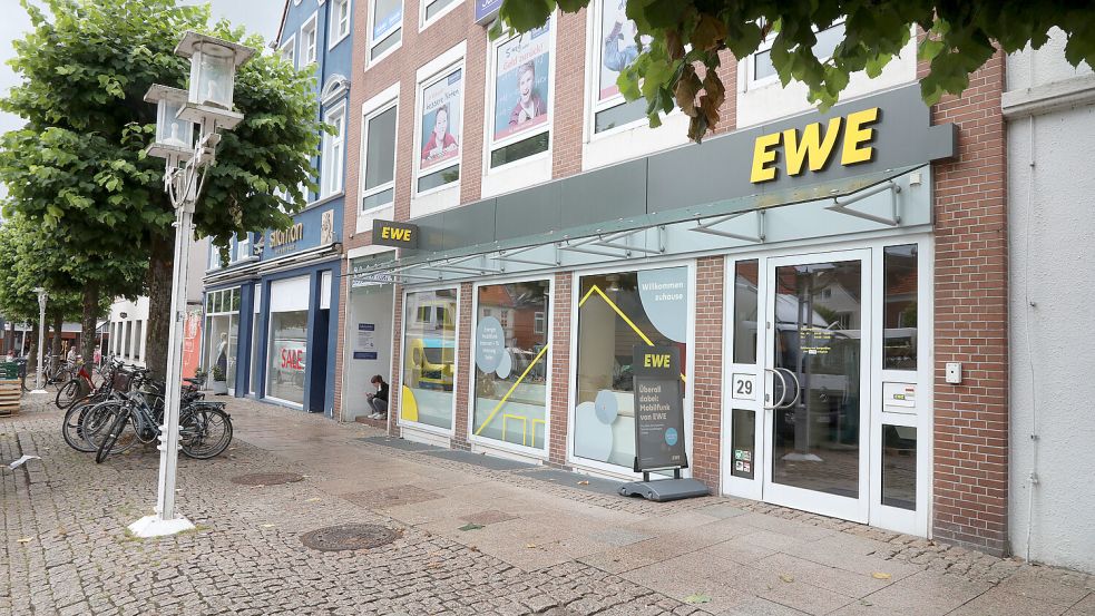 Bislang befindet sich der EWE-Shop in zentraler Lage direkt am Auricher Marktplatz. Foto: Romuals Banik