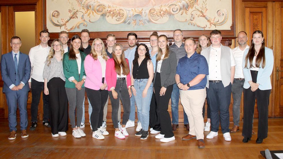 Diese jungen Menschen haben eine anspruchsvolle Ausbildung in einer Verwaltung absolviert und freuen sich nun über ihren erfolgreichen Abschluss. Foto: privat