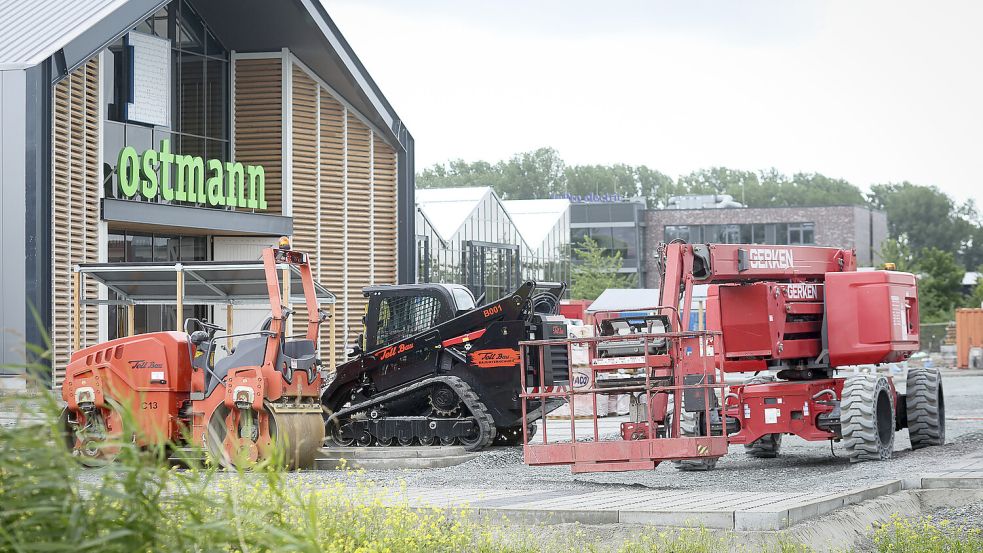 Das Ostmann-Gartencenter in Emden soll im August eröffnen. Vor Ort ist aktuell noch geschäftiges Bau-Treiben. Fotos: Jens Doden