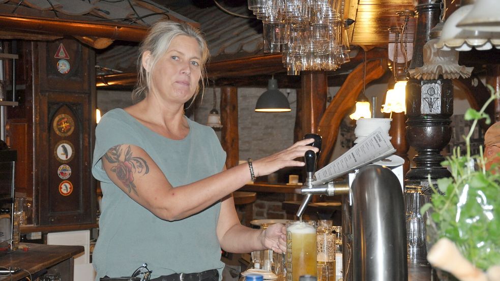 Fast 20 Jahre hat Kerstin Bayer die Wittmunder Kultkneipe „Im Eimer“ selbst geführt. Nach einer mehrmonatigen Auszeit kehrt sie im August 2025 zurück. Foto: Susanne Ullrich/Archiv