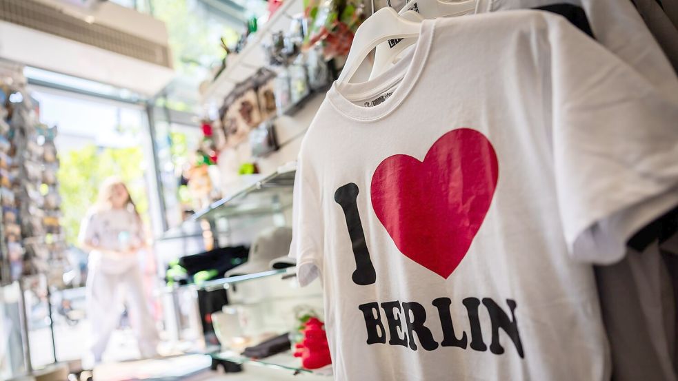 Die Kombination aus „I“ und einem Herz ist auf vielen T-Shirts zu finden. Foto: Christoph Soeder/dpa