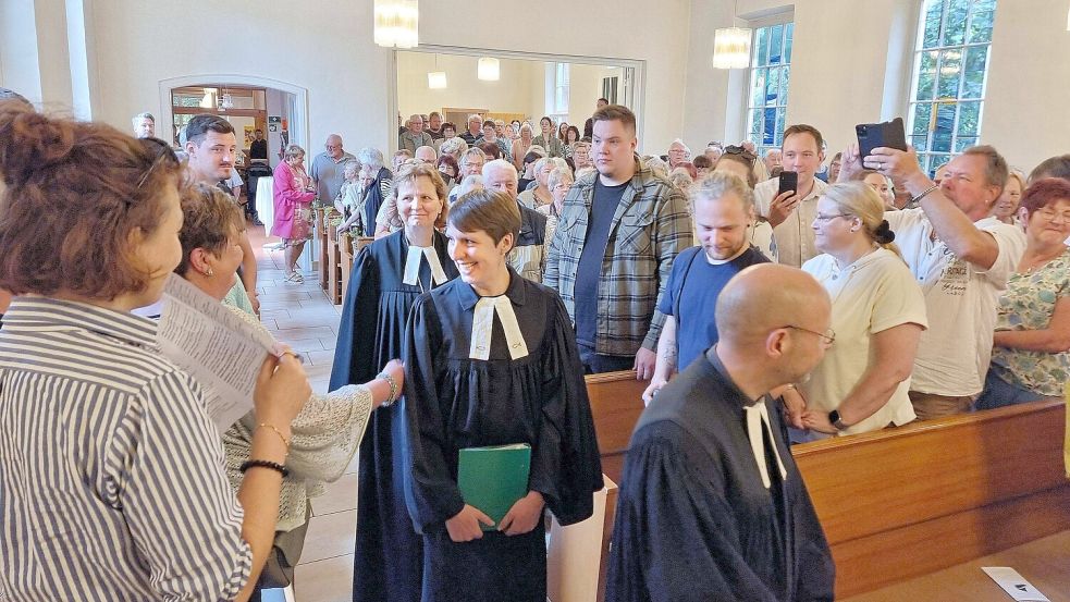 Beim Einzug in die St. Nikolai-Kirche Stiekelkamperfehn wurde die neue Pastorin Lisa Koens herzlich willkommen geheißen. Foto: Dübbel