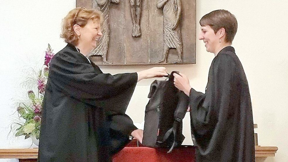 Beifall gab es nach der Ordination von Lisa Koens, als Regionalbischöfin Sabine Schiermeyer dieser unter anderem einen Rucksack schenkte. Foto: Dübbel