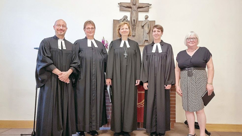 Lisa Koens (2. von rechts) wurde in der St. Nikolai-Kirche Stiekelkamperfehn von Regionalbischöfin Sabine Schiermeyer (Mitte) unter Assistenz von Pastor Cord Eichholz (Hatshausen-Ayenwolde), Pastorin Hedwig Friebe und Kirchenvorsteherin Gerta Webermann ordiniert. Foto: Dübbel