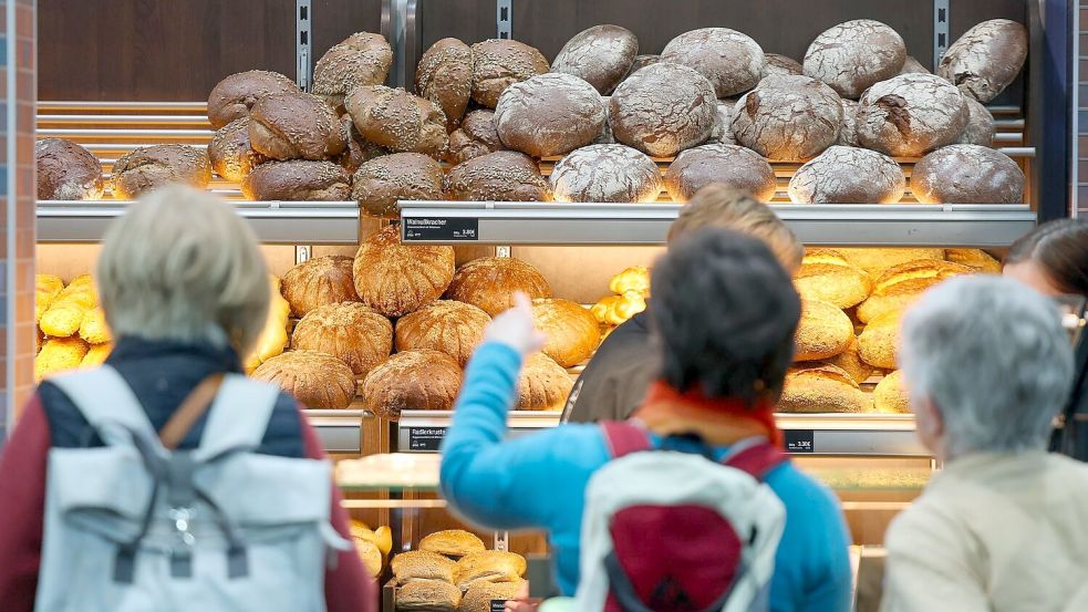 Die Bäckereien tun sich zunehmend schwer, mit den Preisen der Backwaren im Lebensmittelhandel mitzuhalten. Foto: Jan Woitas/dpa