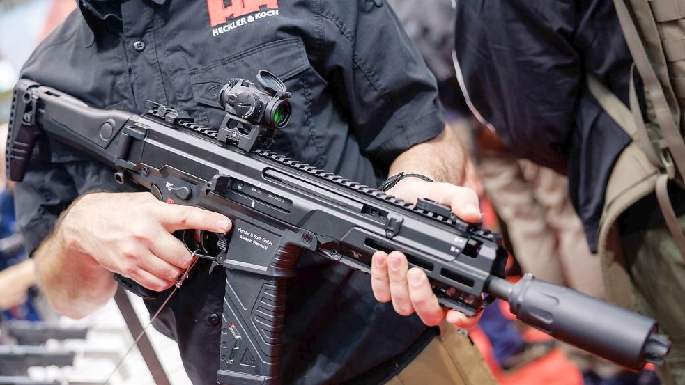 Die Nachfrage nach Waffen von Heckler & Koch ist gestiegen. Foto: Daniel Karmann/dpa