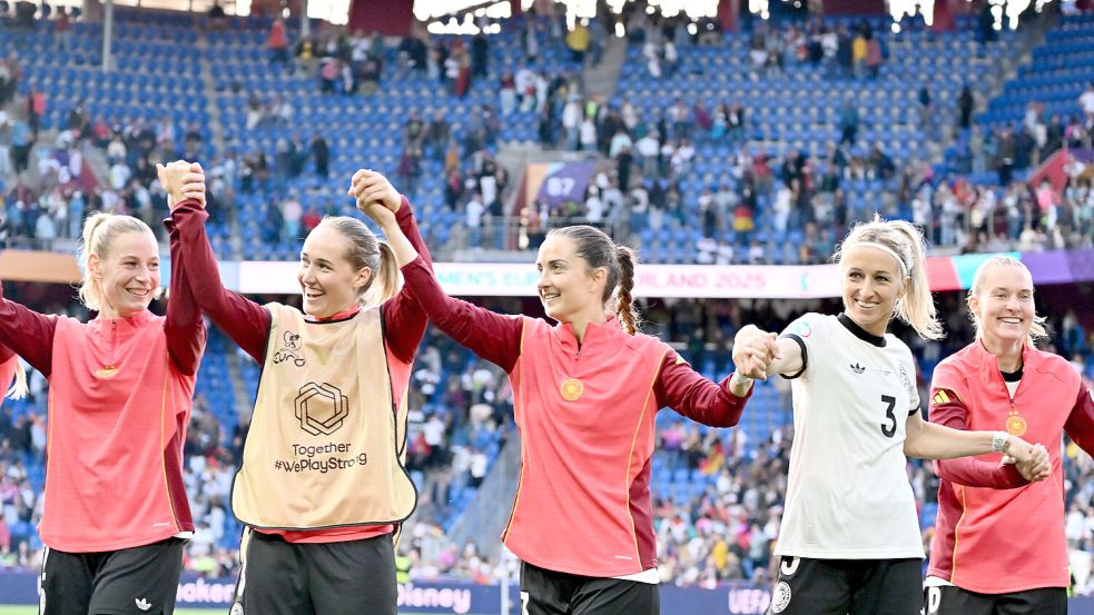 Die DFB-Frauen feierten nach dem Sieg gegen Dänemark mit ihren Fans. Foto: dpa/Sebastian Christoph Gollnow