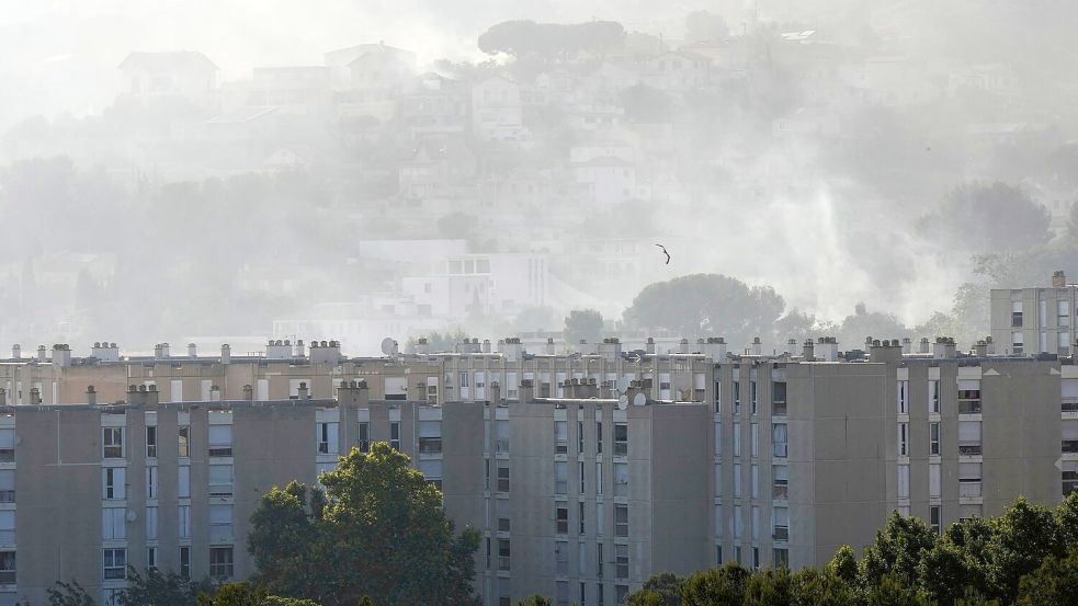 Der riesige Brand bei Marseille versetzte die Einwohner in Schrecken. Foto: Lewis Joly/AP/dpa