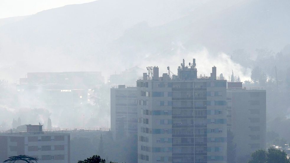 400 Menschen mussten wegen des Brandes evakuiert werden. Foto: Lewis Joly/AP/dpa