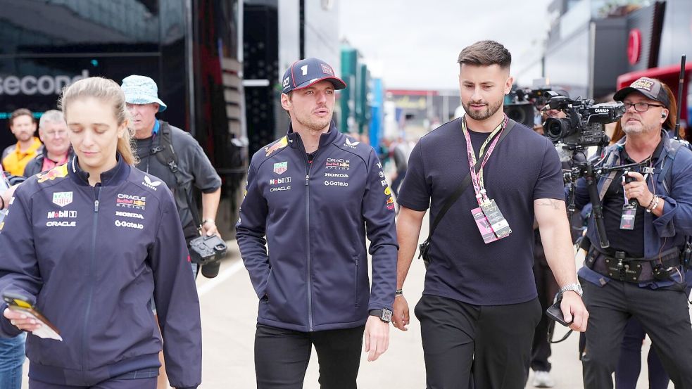 Um Serien-Weltmeister Max Verstappen (M) rankten sich zuletzt Wechsel-Spekulationen. Foto: David Davies/PA Wire/dpa