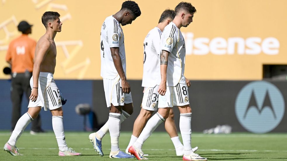 Abgang mit hängenden Köpfen, die schwer geschlagenen Spieler von Real Madrid. Foto: Sven Hoppe/dpa