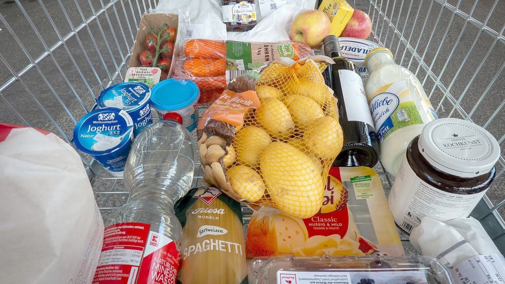 Beim täglichen Einkauf spüren Verbraucherinnen und Verbraucher die Teuerung. Foto: Soeren Stache/dpa