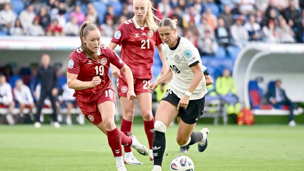 Beidfüßig und flink an den Gegenspielerinnen vorbei: Klara Bühl. Foto: Sebastian Christoph Gollnow/dpa