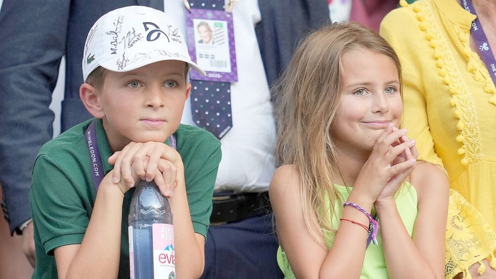 Stefan und Tara unterstützen ihren Vater Novak Djokovic von der Tribüne. Foto: Kin Cheung/AP/dpa