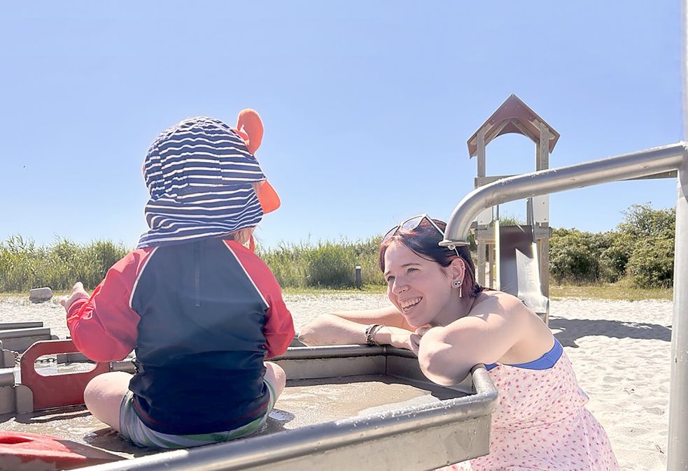 Annika Thöring kommt mit ihrem 15 Monate alten Sohn Kenai gerne auf den Spielplatz am Trockenstrand in Upleward. Foto: Stephanie Tomé