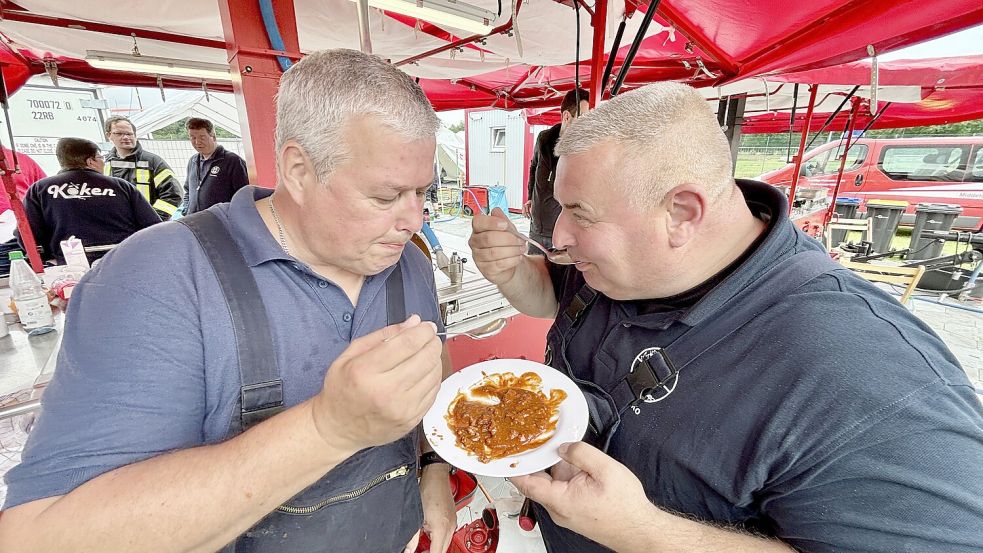 Bevor die Sauce den Jugendlichen serviert wird, wird noch abgeschmeckt. Fotos: Klaus Ortgies