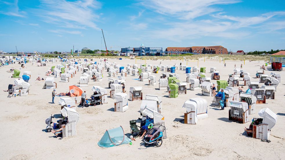Jeden Tag muss der Strand von Norddeich gereinigt werden: Trotz Aufklärung und vieler Mülleimer werfen viele Raucher ihre Zigaretten in die Gegend. Foto: DPA
