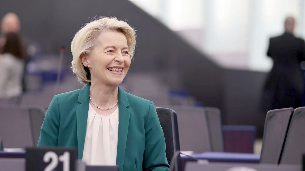Ursula von der Leyen kann aufatmen: Der von Rechten eingereichte Misstrauensantrag gegen sie ist gescheitert. (Archivbild) Foto: Philipp von Ditfurth/dpa
