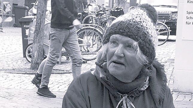 Meta „Rosi“ Valkema war vielen Menschen in Emden bekannt. Mit ihrer Art und ihrem Aussehen fiel sie auf. Sie ist am 26. Juni 2025 gestorben. Foto: Privat