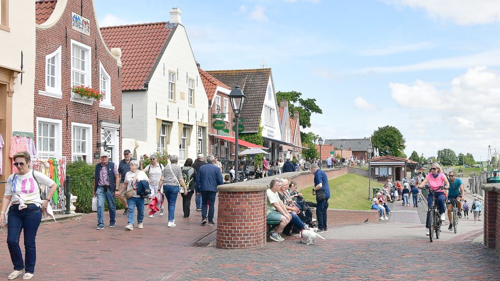 In Greetsiel müssen sich Fußgänger, Fahrradfahrer, Gastronomen und in seltenen Fällen auch Rettungsfahrzeuge den Platz teilen. Fotos: Heinz Wagenaar