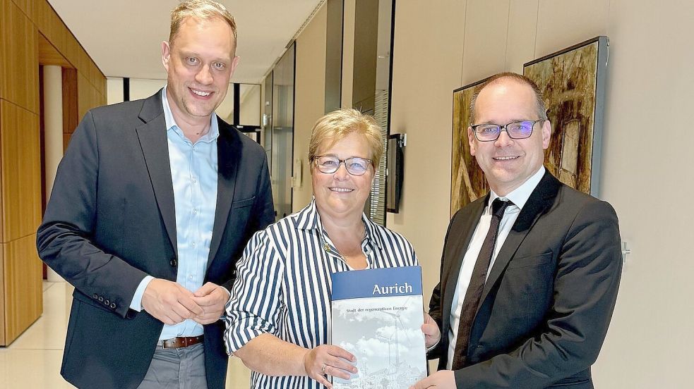 Die Auricher Kämmerin Katja Lorenz übergab mit dem Auricher SPD-Landtagsabgeordneten Wiard Siebels (links) die Auricher Stellungnahmen an Verkehrsminister Grant Hendrik Tonne. Foto: privat