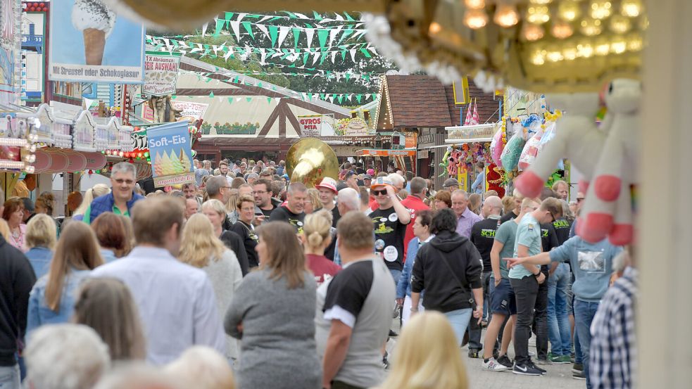 Beim Schützenfest in Esens ist immer viel los. Foto: Klaus Ortgies/Archiv