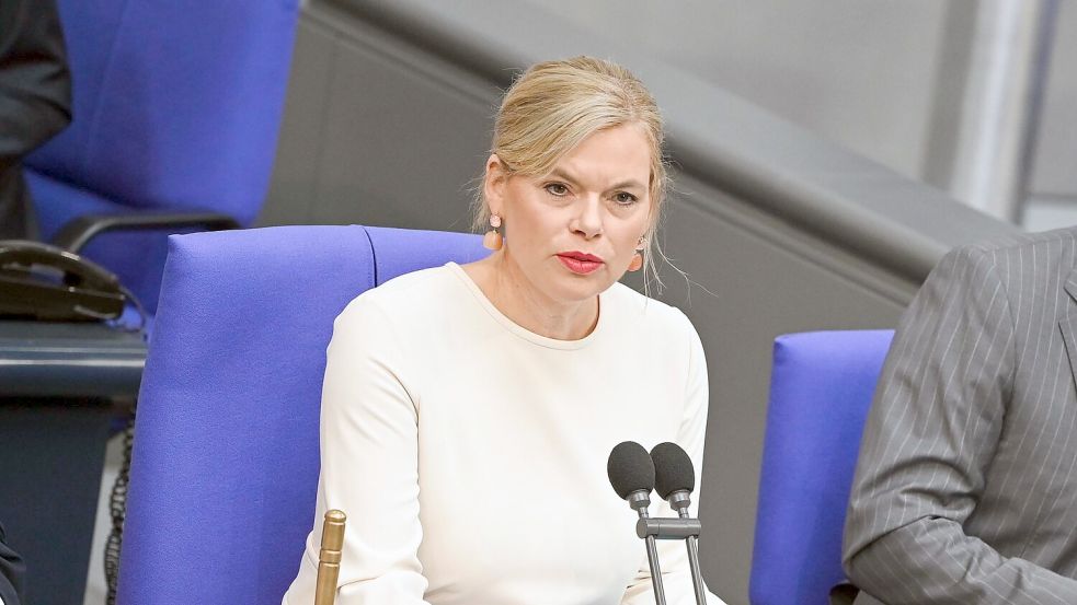 Bundestagspräsidentin Julia Klöckner (CDU) nannte das Massaker von Srebrenica „das größte Kriegsverbrechen auf europäischem Boden seit dem Zweiten Weltkrieg“. Foto: Katharina Kausche/dpa
