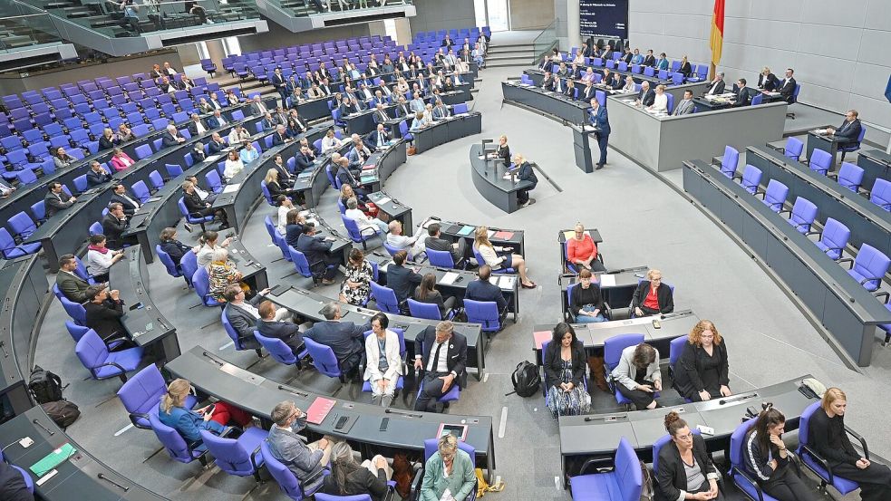 Politiker der Linken und der SPD drehen AfD-Redner Martin Sichert demonstrativ den Rücken zu. Foto: Niklas Treppner/dpa