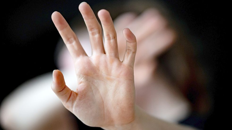 Die Folgen psychischer Erkrankungen können sein, dass Betroffene sich aggressiv verhalten. Im Zuständigkeitsbereich der Polizeiinspektion Aurich/Wittmund nimmt die Anzahl der Einsätze aufgrund psychisch auffälliger Personen zu. Symbolfoto: Fabian Sommer/dpa