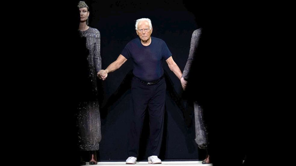 Mit einer Zeitungsanzeige verspricht Armani: „Wir sehen uns im September“. (Archivbild) Foto: Luca Bruno/AP/dpa