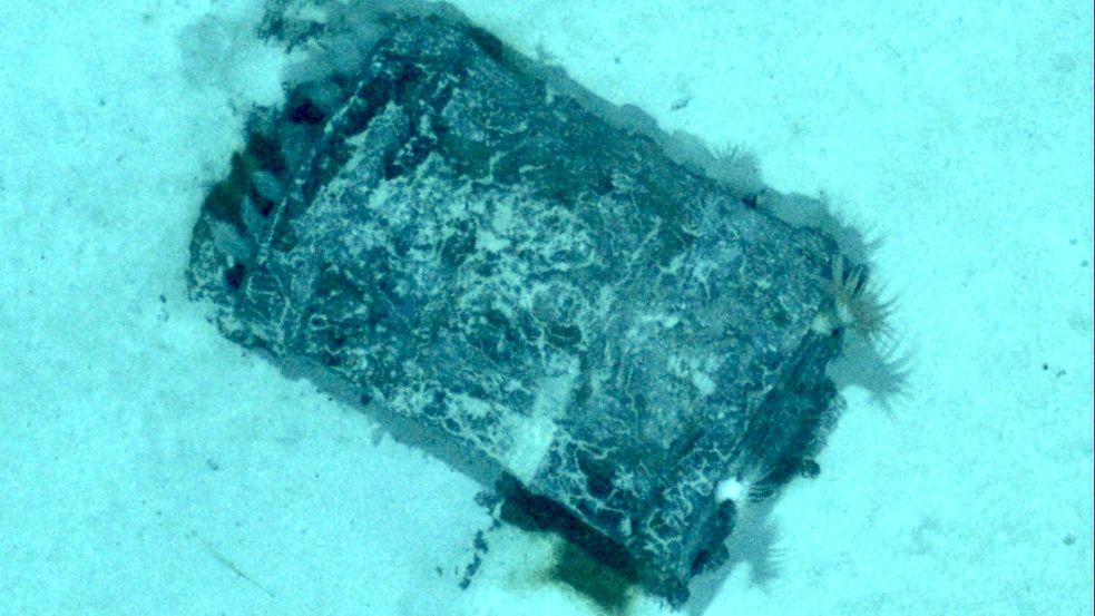 Die Forschenden untersuchten etwa 50 Atommüll-Fässer anhand von Fotos. Foto: -/Flotte Océanographique Française/dpa