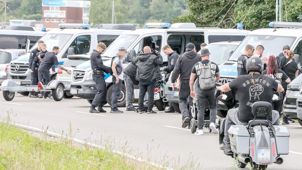 Gerade in den Sozialen Medien äußerten viele Unverständnis über den großen Polizeieinsatz beim Gremium-MC-Treffen in Halbemond. Foto: Claus Hock