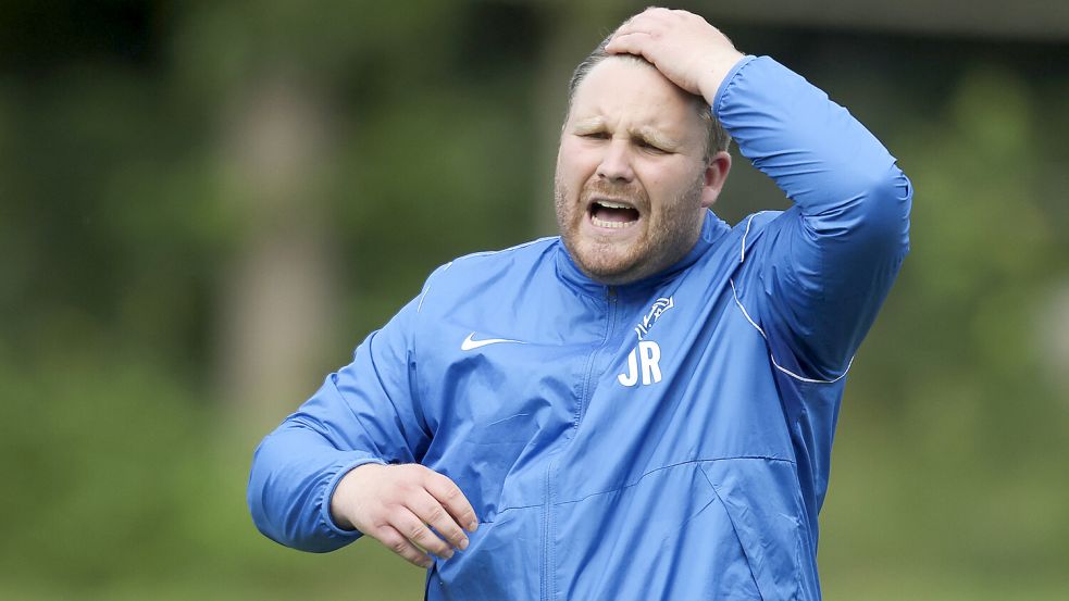 Leer-Coach Jan-Niklas Eickels sieht noch Handlungsbedarf in der Kaderplanung. Foto: Jens Doden, Emden