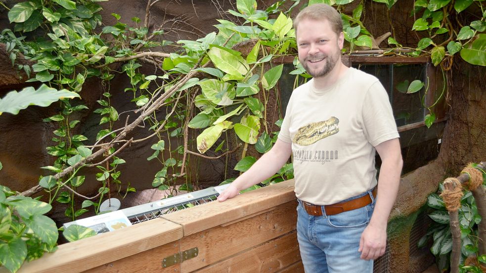 Florian Häselbarth, der Leiter des Seelter Reptilienhuus im Gewerbegebiet Ramsloh, freut sich auf das Sommerfest in seinem Zoo. Das findet am Sonntag, 13. Juli, statt und ist ein zwangloses Beisammensein von Reptilienfans, Naturfreunden und solchen, die dafür aufgeschlossen sind. Das Fest läuft von 12 bis 17 Uhr, es gibt Führungen, Krokodilfütterungen und kulinarisches Programm. Foto: Astrid Fertig