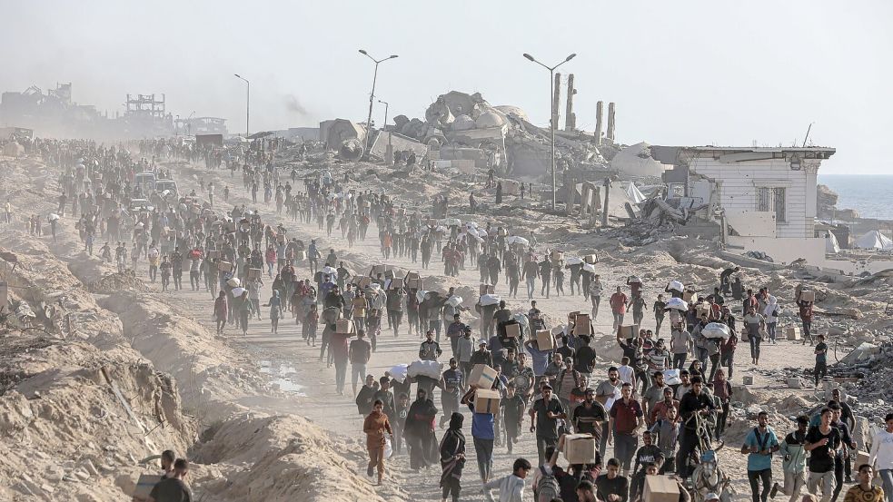 Wer Hilfsgüter im Gazastreifen bekommt, muss teils weite Wege auf sich nehmen. (Archivbild) Foto: Omar Ashtawy/APA Images via ZUMA Press Wire/dpa