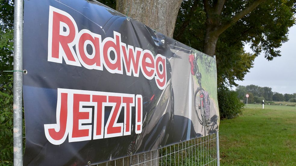 Mit Plakaten machen die Befürworter eines Radweges auf der Landesstraße 21 zwischen Holte, Potshausen und Stickhausen Werbung für ihren Wunsch. Nun wird dieser erfüllt. Archivfoto: Henrik Zein