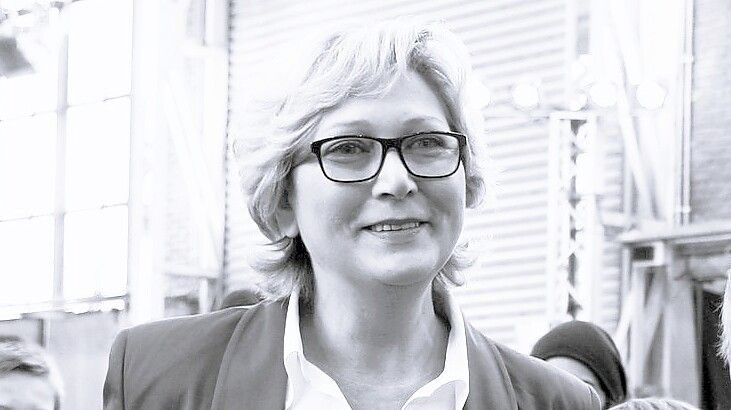 Im Alter von 66 Jahren verstorben ist die frühere Leiterin der BBS Papenburg (Hauswirtschaft und Soziales), Karin Schrand. Unser Foto zeigt sie im Jahr 2014 bei der Eröffnung der „Pap(p)stadt“. Foto: Archiv