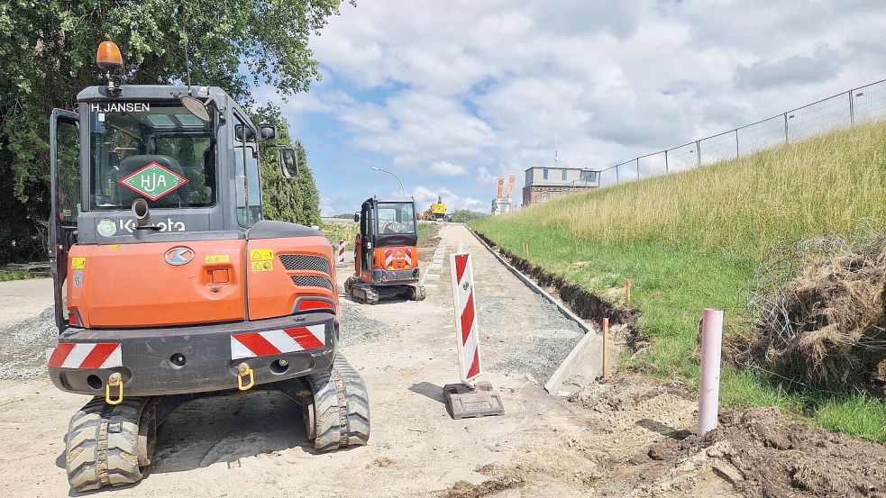 Die Bauarbeiten auf der Weeneraner Seite gehen gut voran – vor allem an der Rampe, die später Fußgänger und Radfahrer auf die Brücke bringen soll. Foto: Tatjana Gettkowski