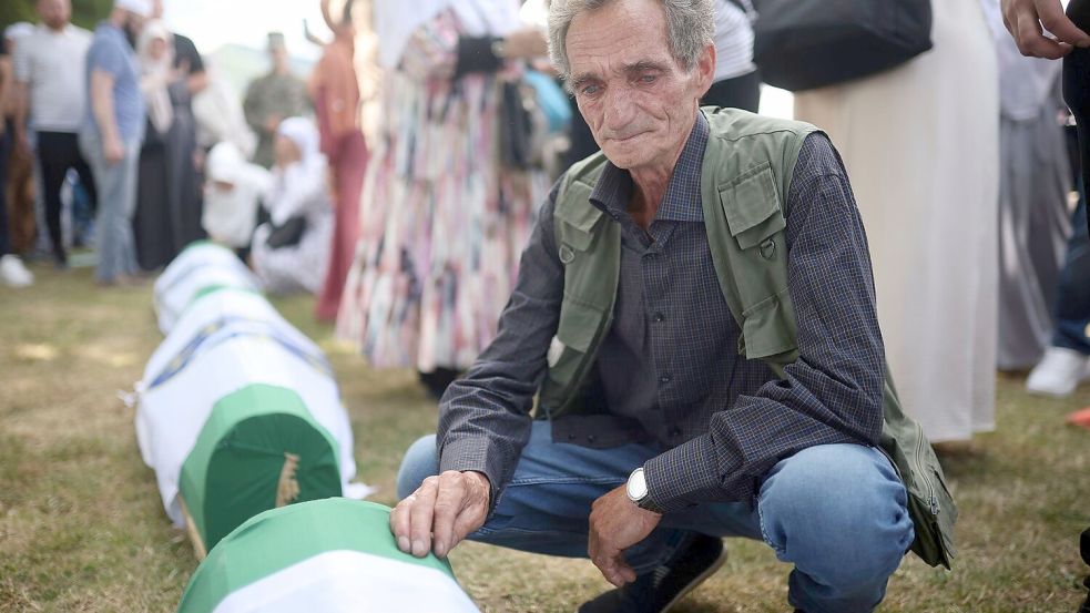 Sieben weitere identifizierte Opfer des Massakers von Srebrenica von 1995 werden am Internationalen Gedenktag beigesetzt. Foto: Armin Durgut/AP/dpa