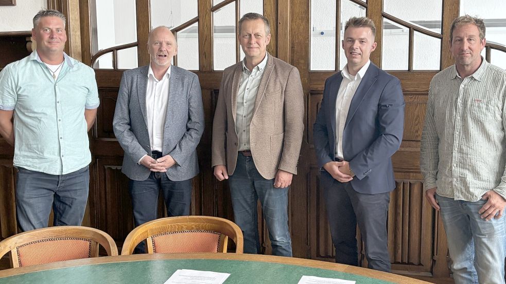 Brachten die Verträge am Freitag unter Dach und Fach: Christoph Michaelsen (stellvertretender Aufsichtsratsvorsitzender), Axel Held, Bürgermeister Jürgen Akkermann, Raphael Warnecke und der Aufsichtsratsvorsitzende Björn Leidheiser. Foto: Florian Ferber