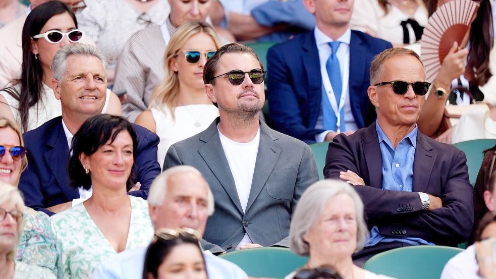 Zahlreiche Prominente wie Leonardo DiCaprio (Mitte) lassen sich das Spiel nicht entgehen. Foto: Mike Egerton/PA Wire/dpa