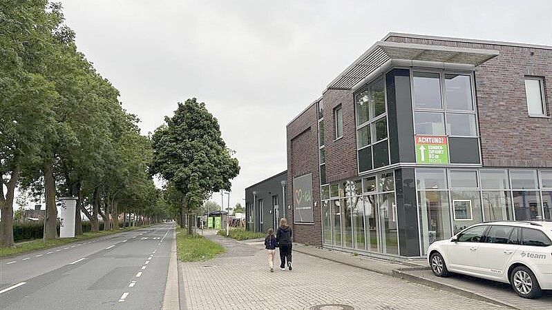 Die Feuerwehr rückte am Freitagabend zu einem Baumarkt an der zur Nesserlander Straße in Emden aus. Foto: Hannah Weiden