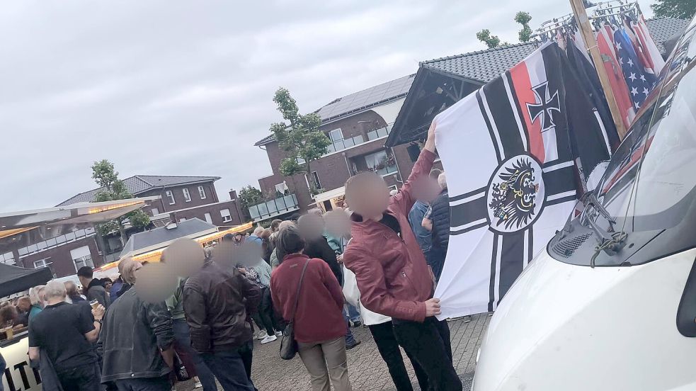 Diese Reichskriegsfahne wurde bei einer Veranstaltung auf dem Rhauderfehner Marktplatz zum Kauf angeboten. Foto: Daniel Grüneke