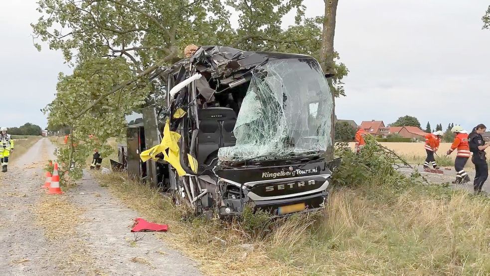 Nach ersten Erkenntnissen hatte der Busfahrer gesundheitliche Probleme. Foto: Benjamim Müller/TNN/dpa