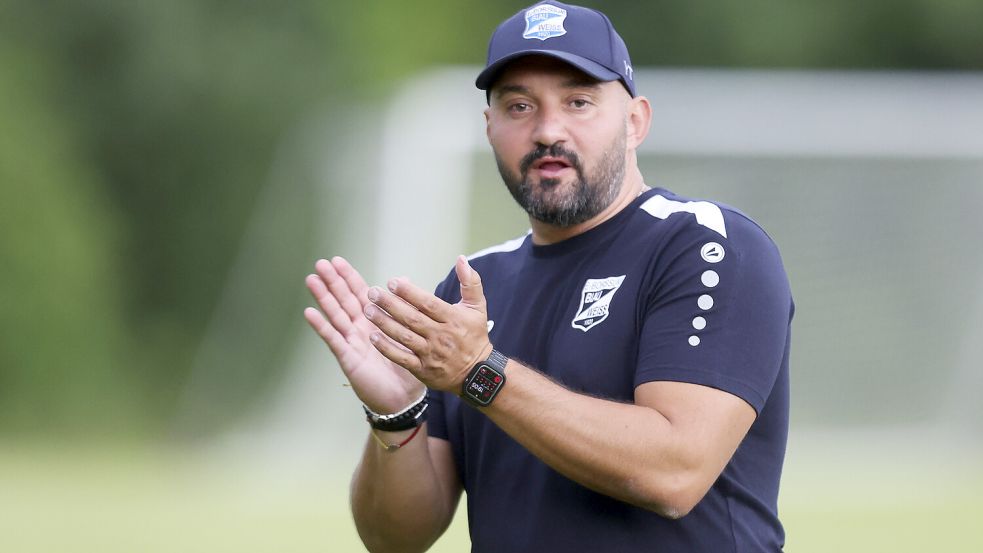 Für die zweite Halbzeit gab es Applaus von Borssum-Trainer Yasin Turan. Sieben Tore erzielte seine Mannschaft im zweiten Durchgang und drehte somit das Spiel. Archivfoto: Jens Doden, Emden