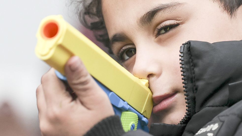 Ein kleiner Junge spielt mit einer Spielzeugpistole. Für viele Eltern geht das gar nicht. Unser Kolumnist fragt sich, warum das so schlimm sein soll. Foto: Imago/ITAR-TASS